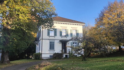 ehemalige Fabrikanten-Villa mit Nebengebäude
